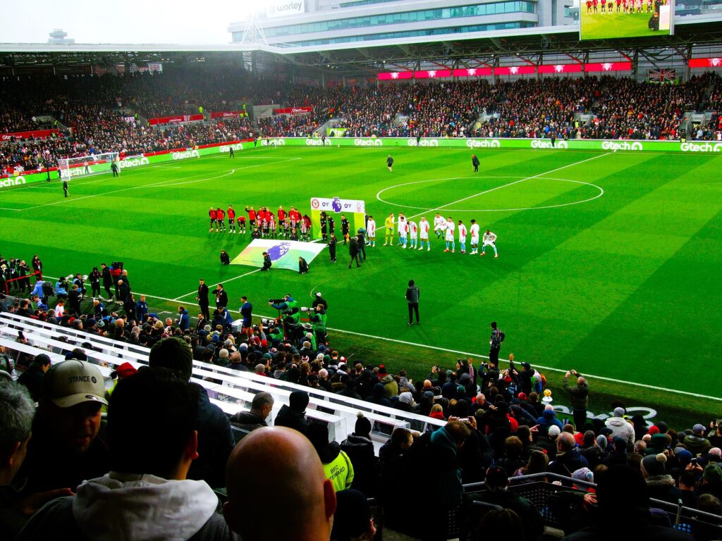 Bola rugby di area lapangan saat pertandingan Brentford melawan Liverpool